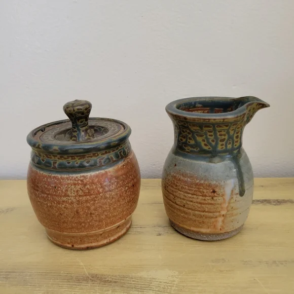 Signed Stoneware Creamer and sugar bowl - Picture 1 of 10